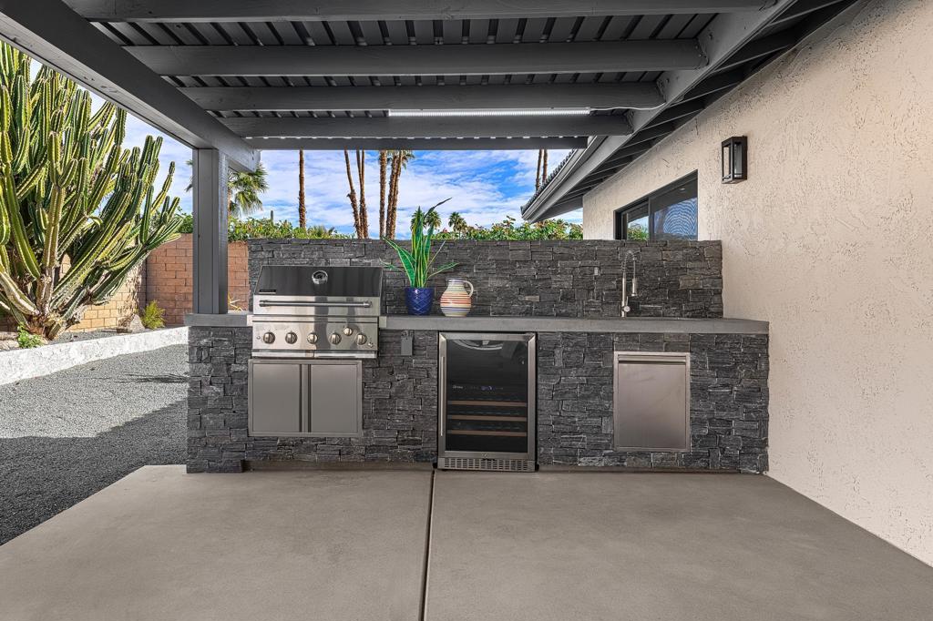 Los Compadres - Residential