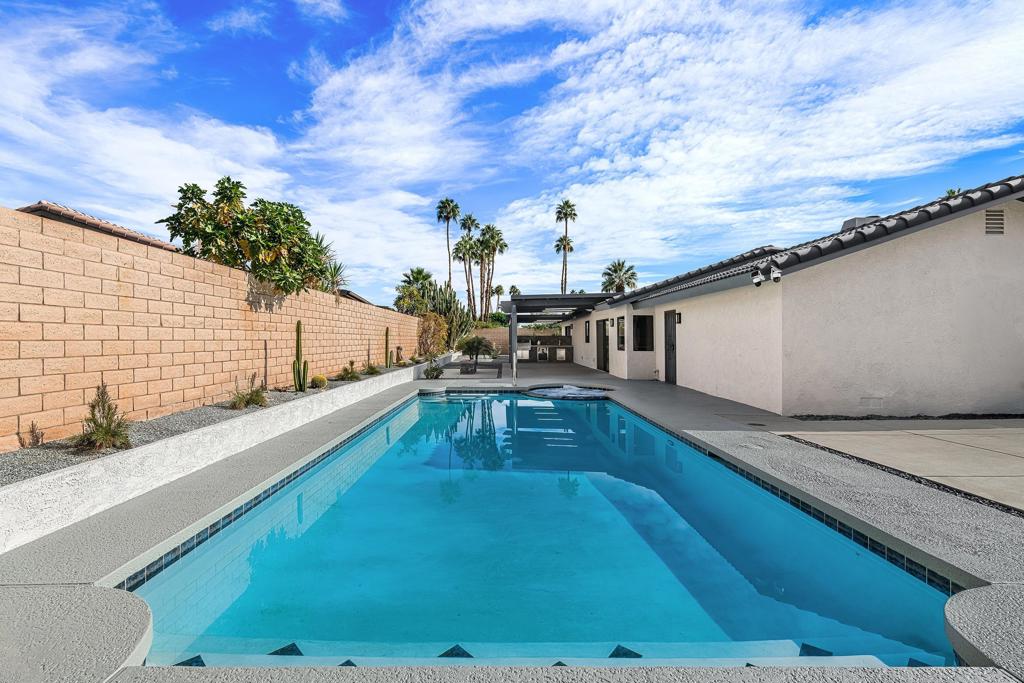 Los Compadres - Residential