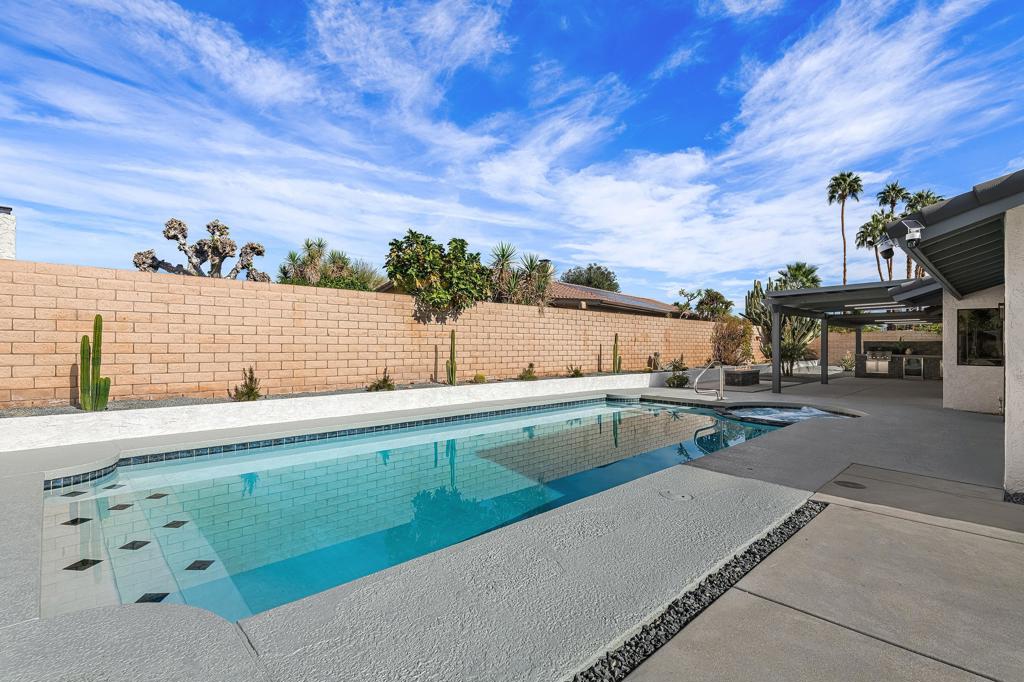 Los Compadres - Residential