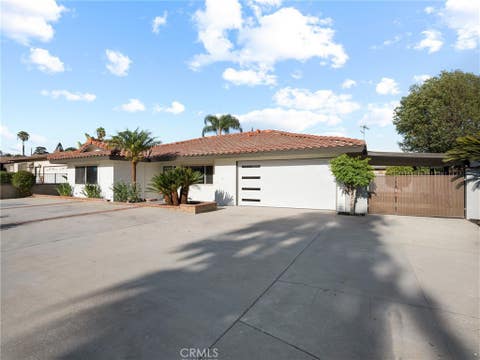 Photo of 9643 Boxwood Ave AVE, Fontana, CA 92335 (MLS # DW26171638)