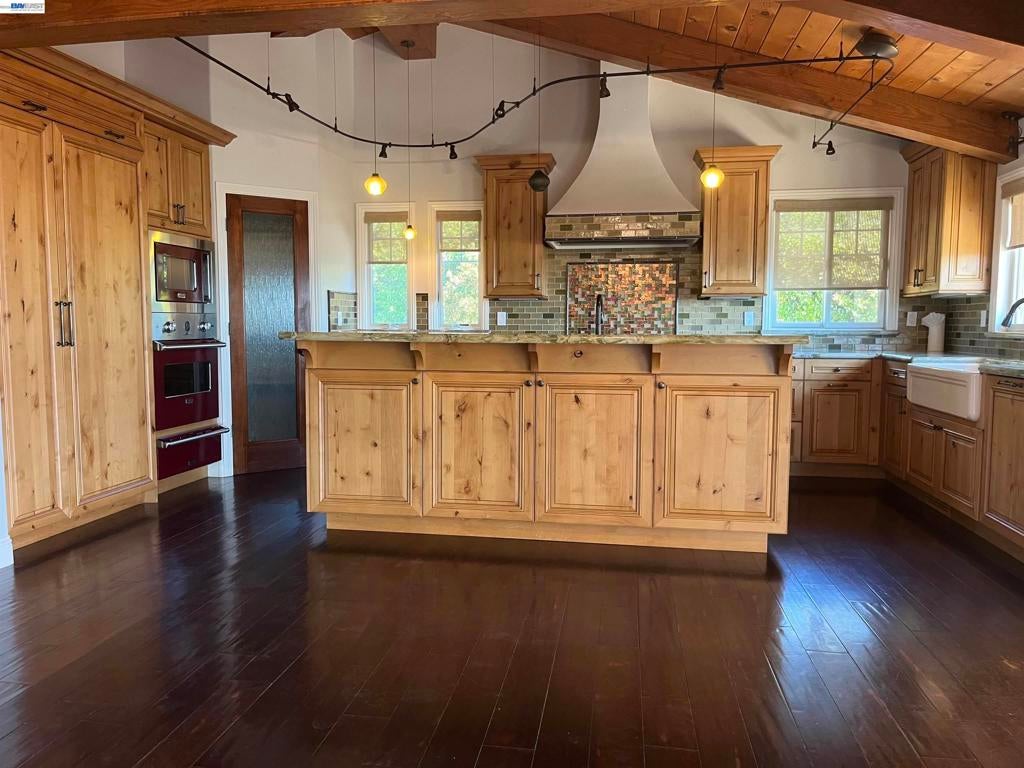 3200 Valley View Ct