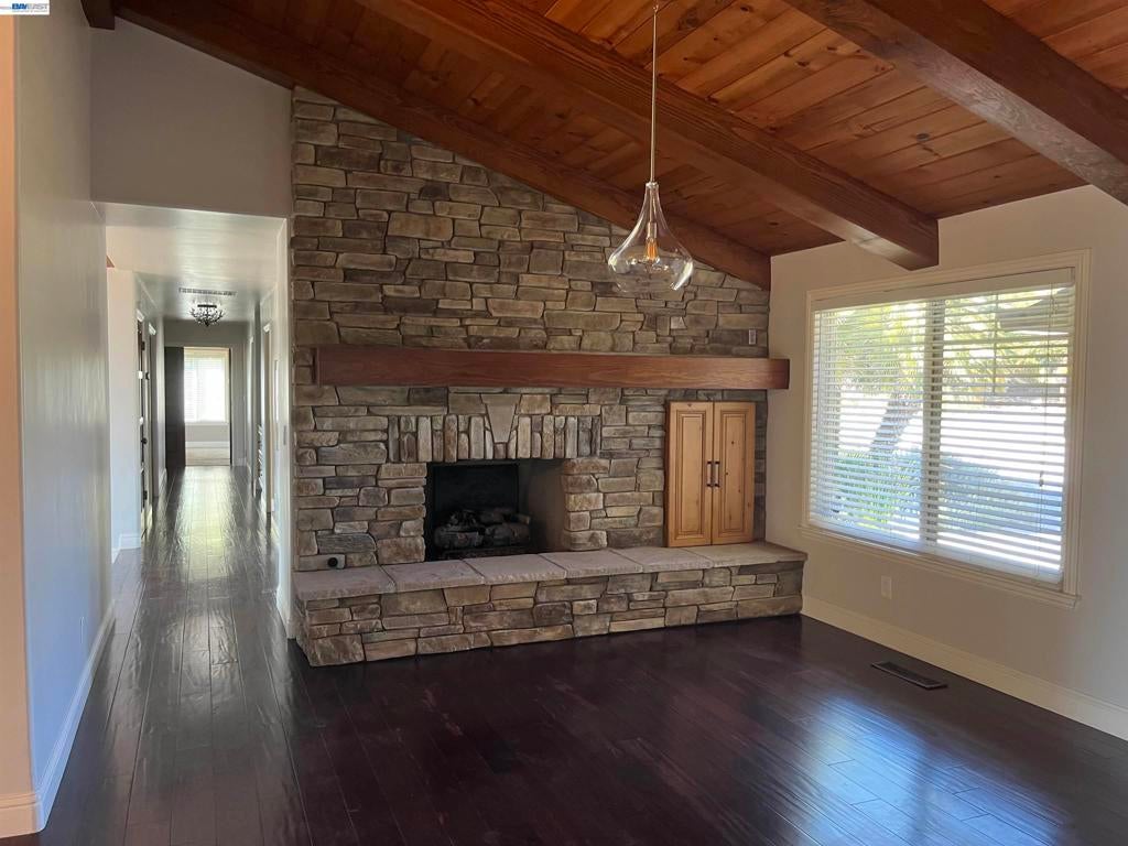 3200 Valley View Ct
