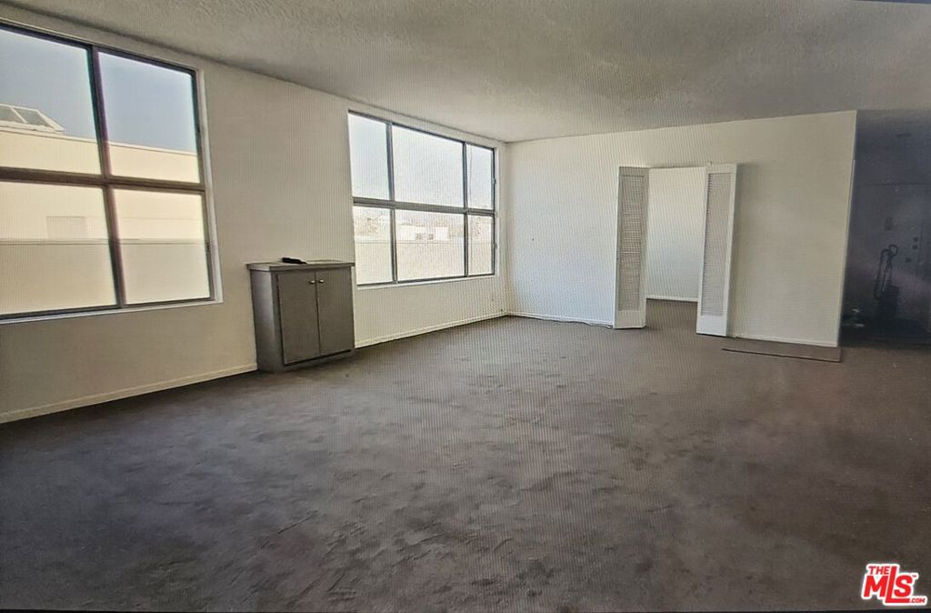 252 S Reeves Drive