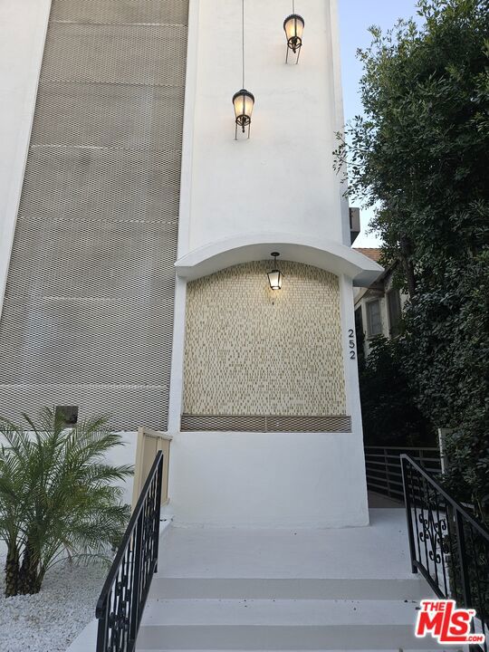252 S Reeves Drive
