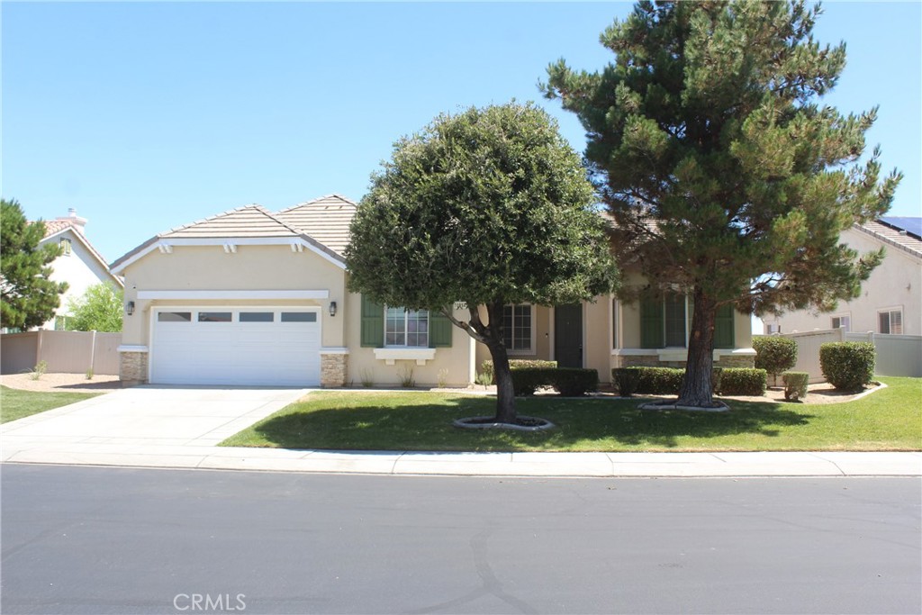 Large 1 story 5 bedrooms, 4 bathrooms home located in the beautiful gated Estates Community of Apple Valley. Boasting over 2800 square feet of living space, in a over 12,200 square feet lot. This home will be ideal for large family with space for everyone. Home showcases natural light from lots of windows, a spacious kitchen with a walk-in pantry, large living room, dining area and family room and breakfast nook. The seller just did some touch ups to the front yard, that includes some new grass and rock-scape, the backyard was left as an open canvas so you can craft it your way, and is big enough for a pool. Enjoy the breathtaking golf course views from the commodity of your backyard. The front has green grass and mature landscaped trees and shrubs.