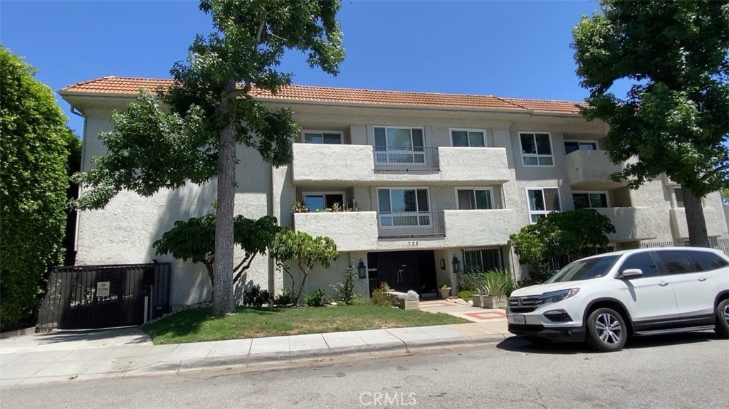 Charming Top-Floor Condo in Prime Location
Nestled on a picturesque tree-lined street, this immaculate one-bedroom, two-bathroom condo boasts an open floor plan flooded with natural light.
Inviting Entry: Tiled foyer with a convenient entry closet
Spacious Living Area: Expansive living and dining space with a sliding glass door opening to a private balcony, offering serene tree-top views
Modern Kitchen:Efficient galley-style kitchen with sleek tile flooring and counters
Luxurious Primary Suite: Generous bedroom with direct access to a second private balcony.
Interiors: central air/heat for year-round comfort
Ample Parking & Storage: Two covered carport spaces plus additional storage
Ideal Location:Just moments from Fair Oaks’ vibrant shopping and dining, Garfield Park, Bristol Farms, trendy cafés, the Gold Line, and major freeways. The well-maintained complex includes gated entry and secure street-level parking for peace of mind.
Don’t miss this rare top-floor retreat—perfect for effortless living!