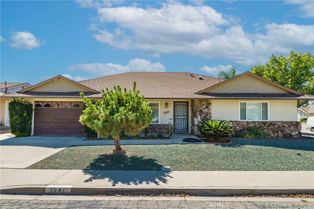 Check out this beauty in Panorama Village, a desirable 55+ senior community in Hemet! Situated on a corner lot, enjoy a cozy front porch, large family room, den, and 2 spacious bedrooms.
The patio provides the perfect spot to entertain or relax with your pet(s), while residents have access to amazing amenities such as a 9-hole executive golf course, swimming pool, spa, shuffleboard, bingo nights, exercise classes, library, RV club, billiard room, and a card room with kitchen facilities.
Conveniently located near shopping, dining, and Hemet’s outdoor attractions like the Western Science Center, Diamond Valley Lake, and Simpson Park hiking trails, this home is the perfect place to enjoy comfortable and active retirement living!