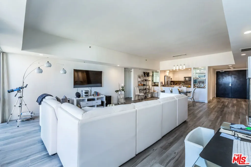 Los Angeles, California 90024, United States, 2 Bedrooms Bedrooms, ,2 BathroomsBathrooms,Residential,Active,225444