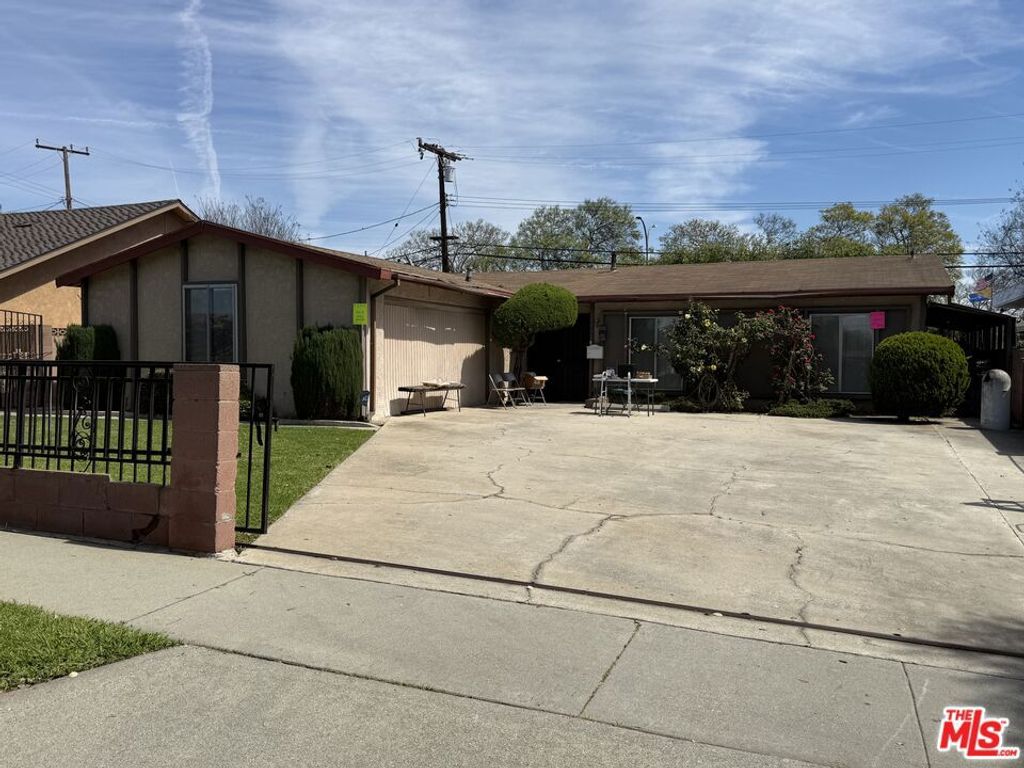 Photo of 709 S Diamond Street, Santa Ana, CA 92704 (MLS # 26670187)