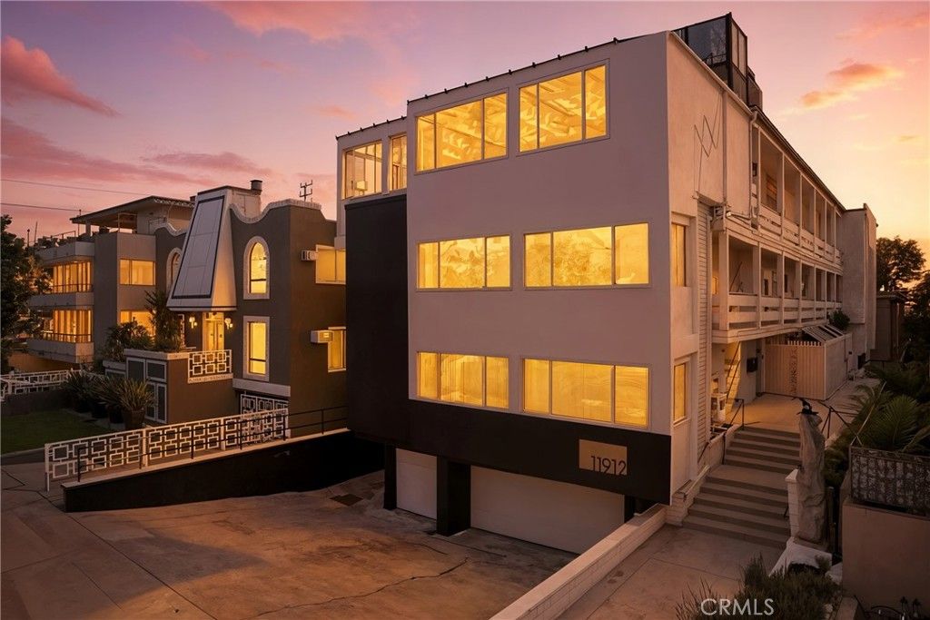 Photo of 11912 Gorham #3, Brentwood, CA 90049 (MLS # GD25246232)