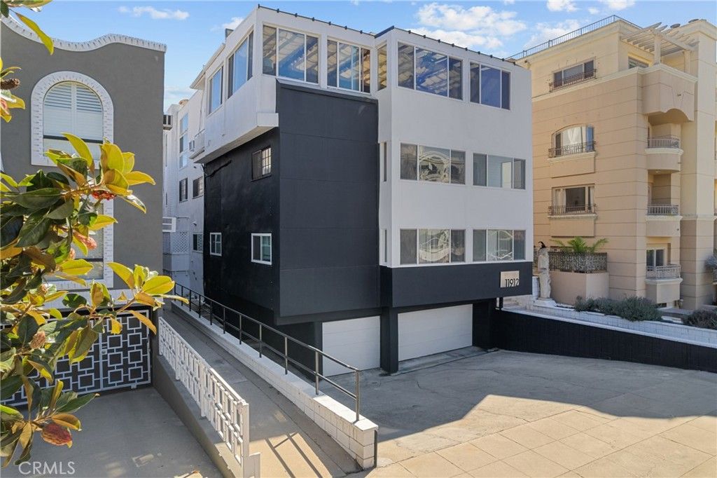 Photo of 11912 Gorham #3, Brentwood, CA 90049 (MLS # GD25246232)