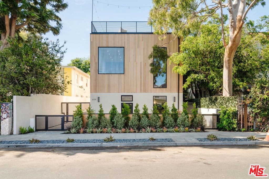 Photo of 611 Broadway Street, Venice, CA 90291 (MLS # 26663181)