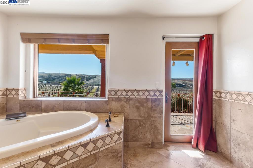 CRANE RIDGE VINEYARDS - Residential