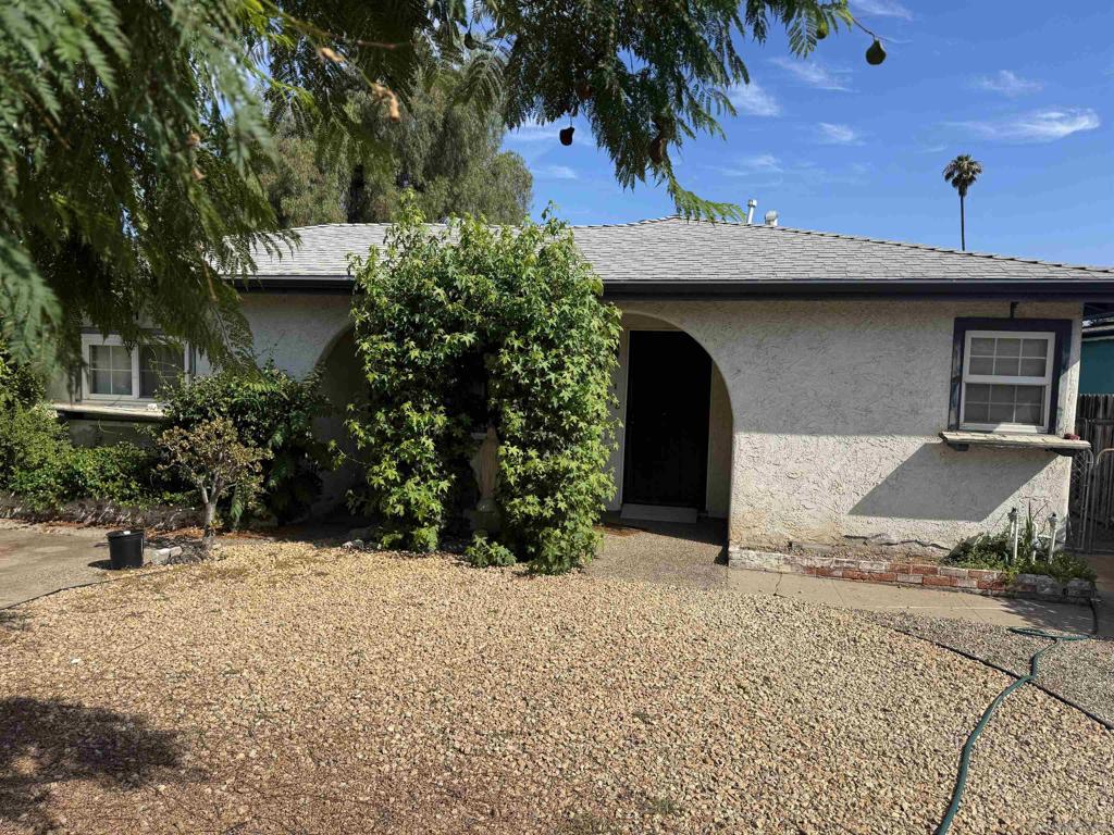 Single family fixer upper house on a cul-de-sac. Wonderfull opportunity to completely rehabilitate this property into the dream home that you want it to be.