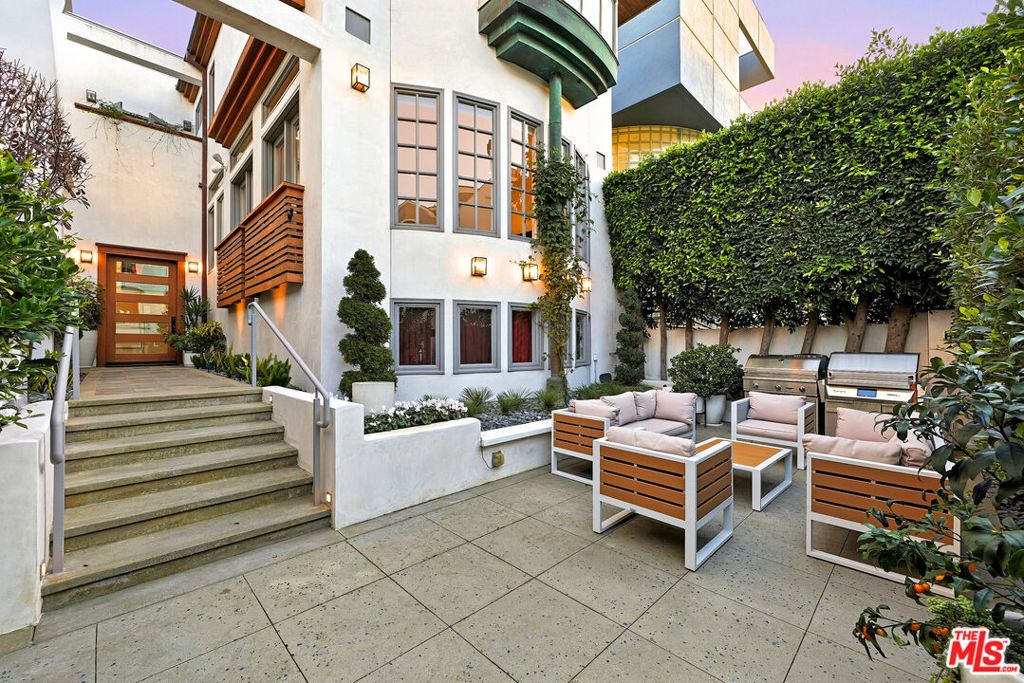 Photo of 128 Roma Court, Marina Del Rey, CA 90292 (MLS # 26640541)