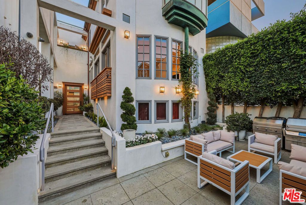 Photo of 128 Roma Court, Marina Del Rey, CA 90292 (MLS # 26640541)