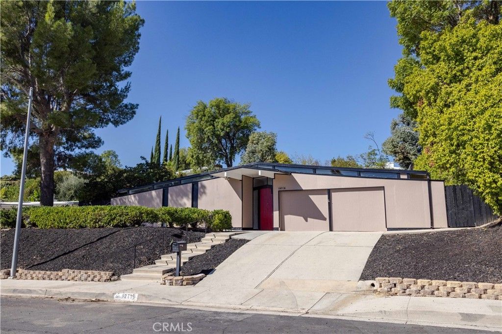 Photo of 12719 Jimeno Avenue, Granada Hills, CA 91344 (MLS # SR25249372)