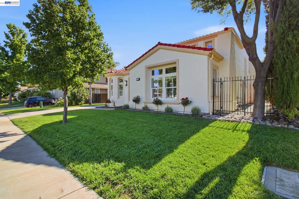 2200 Lotus Way