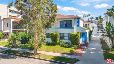 Photo of 622 1/2 S Cloverdale Avenue, Los Angeles, CA 90036 (MLS # 26103012)
