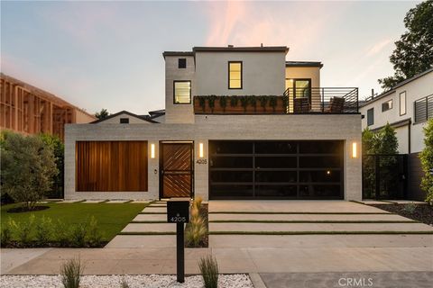 Photo of 4205 Agnes Avenue, Studio City, CA 91604 (MLS # SR25177768)