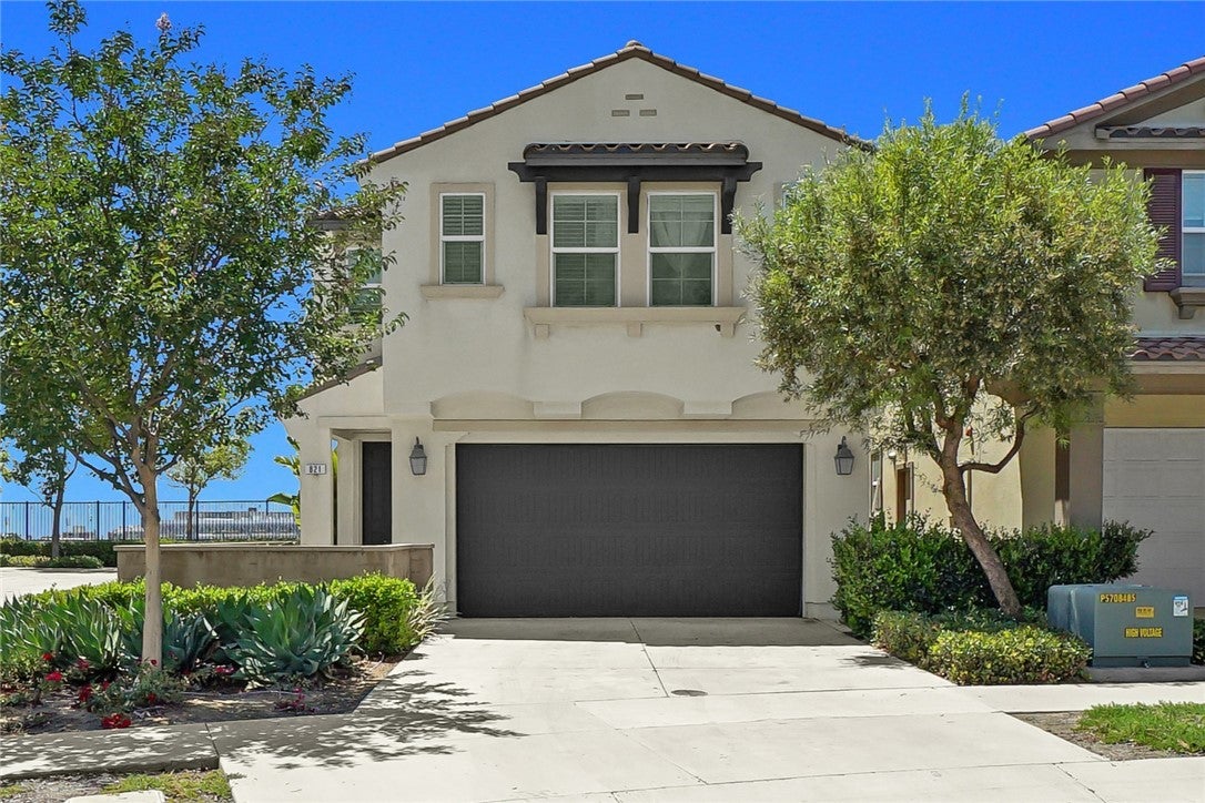 821 Parisa PL