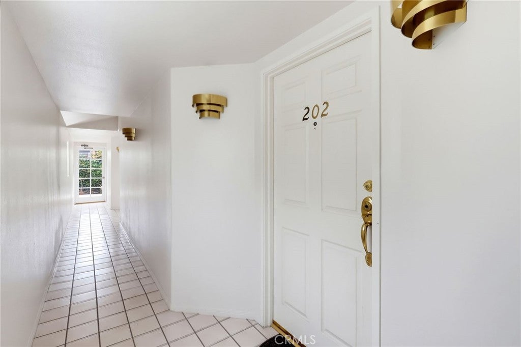 1073 W 9th Street 202