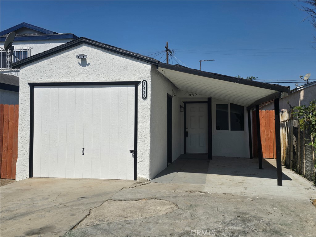 REMODELED 3 BEDROOM 1 BATHROOM HOME IN A QUIET STREET IN THE CITY OF LOS ANGELES. THIS HOME BOASTS A BEAUTIFULLY REMODELED KITCHEN WITH QUARTZ COUNTER TOPS, NEW CABINETS AND A NEW STOVE. NEW VINYL DOUBLE PANE WINDOWS THROUGH OUT THE HOUSE. BEAUTIFUL LAMINATE FLOORING IN THE ENTIRE HOUSE. THE BATHROOM HAS BEEN ADORNED WITH TILED FLOORS AND TILED WALLS, IT ALSO HAS WATER CONSERVING FIXTURES. ALL BEDROOMS HAVE NEW CEILING FANS AND MIRRORED CLOSET DOORS. BEAUTIFULLY PAINTED INSIDE AND OUTSIDE. A COZY BACKYARD FOR YOU GATHERINGS AND A COVERED CARPORT IN THE FRONT. EASY ACCESS TO THE 105 FREEWAY. CLOSE TO SHOPPING CENTERS, RESTAURANTS, AND MARTIN LUTHER KING JR COMMUNITY HOSPITAL. THIS IS A PERFECT STARTER HOME FOR A SMALL FAMILY. DON NOT MISS OUT.