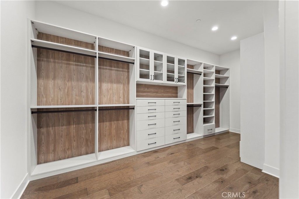 listing image 130729823184952447102
