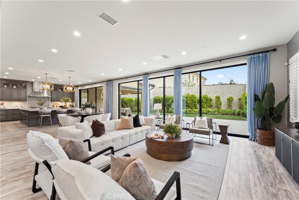 listing image 130726399378785952817