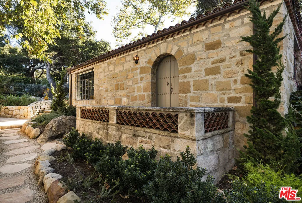 Santa Barbara, California 93105, United States, 4 Bedrooms Bedrooms, ,5 BathroomsBathrooms,Residential,Pending,22149