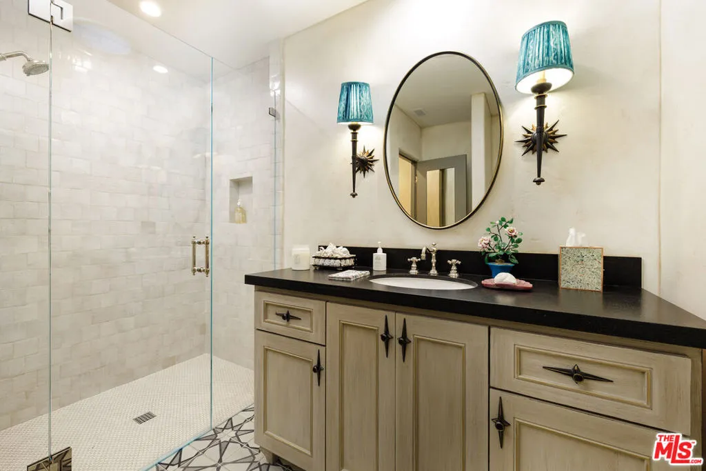 Santa Barbara, California 93105, United States, 4 Bedrooms Bedrooms, ,5 BathroomsBathrooms,Residential,Pending,22149