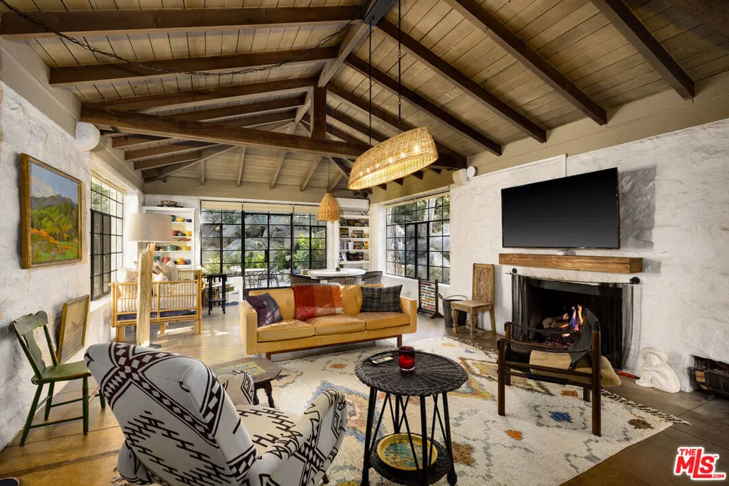 Santa Barbara, California 93105, United States, 4 Bedrooms Bedrooms, ,5 BathroomsBathrooms,Residential,Pending,22149