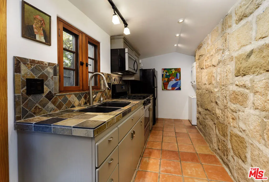 Santa Barbara, California 93105, United States, 4 Bedrooms Bedrooms, ,5 BathroomsBathrooms,Residential,Pending,22149