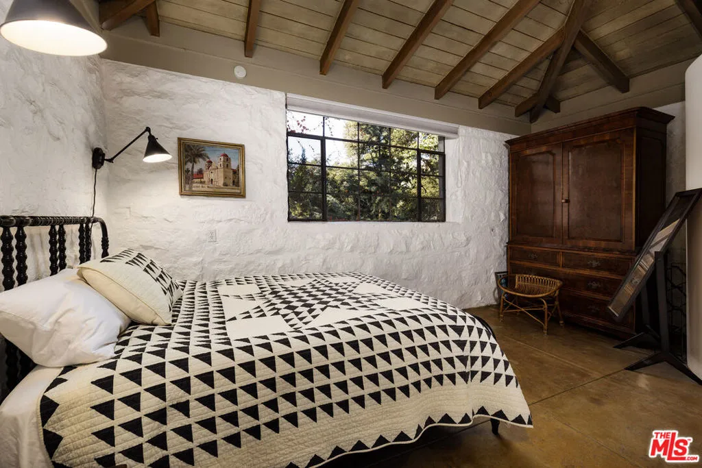 Santa Barbara, California 93105, United States, 4 Bedrooms Bedrooms, ,5 BathroomsBathrooms,Residential,Pending,22149