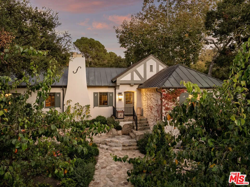 Santa Barbara, California 93105, United States, 4 Bedrooms Bedrooms, ,5 BathroomsBathrooms,Residential,Pending,22149