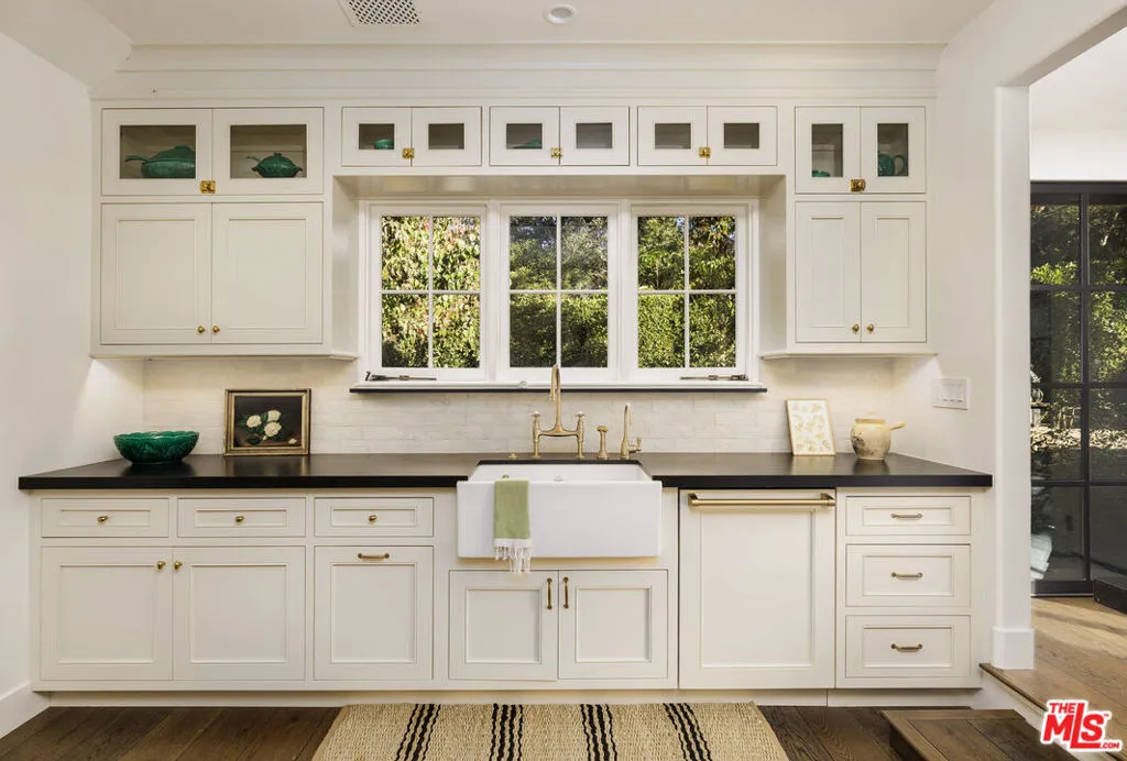 Santa Barbara, California 93105, United States, 4 Bedrooms Bedrooms, ,5 BathroomsBathrooms,Residential,Pending,22149