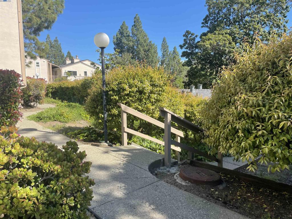 Don't miss this nice one story corner unit on the first floor. Great convenient location to shops, restaurants, DVC college, FWY access. Enjoy the nice balcony for entertaining. Assigned parking space, small storage room, fireplace in living room. Don't miss it..