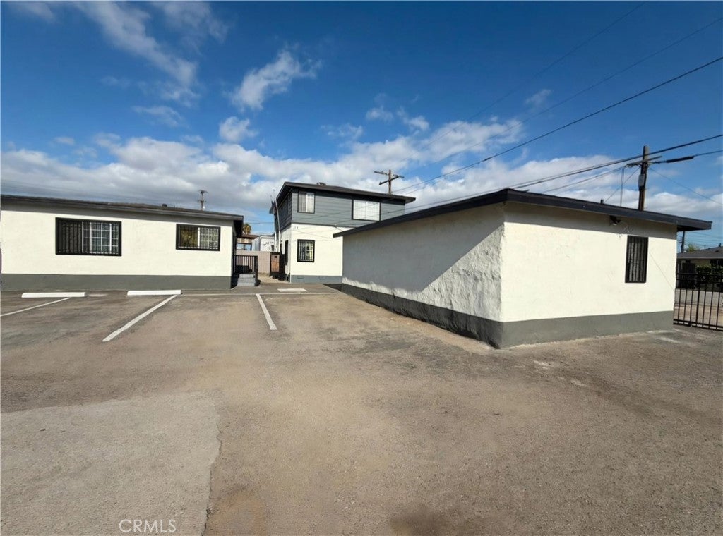 124 W Rosecrans Ave