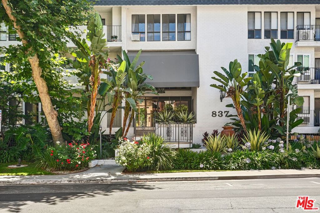 Just listed in prime WeHo 1 bed, 1 bath with a crisp remodel, tons of light, and a layout that just makes sense. Gated building with a pool, shared laundry, and parking included. Located on a quiet, coveted street with amazing hill views. Seconds to Melrose, cafes, and everything cool. Clean, sharp, and ready to tour.