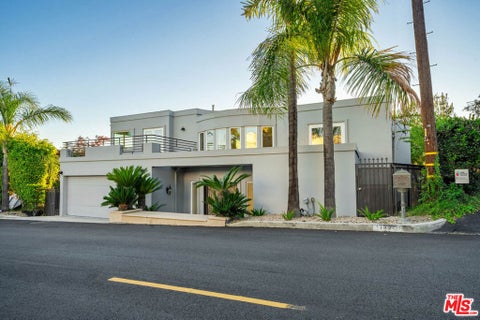 Photo of 1425 N Tigertail Road, Los Angeles, CA 90049 (MLS # 26103274)