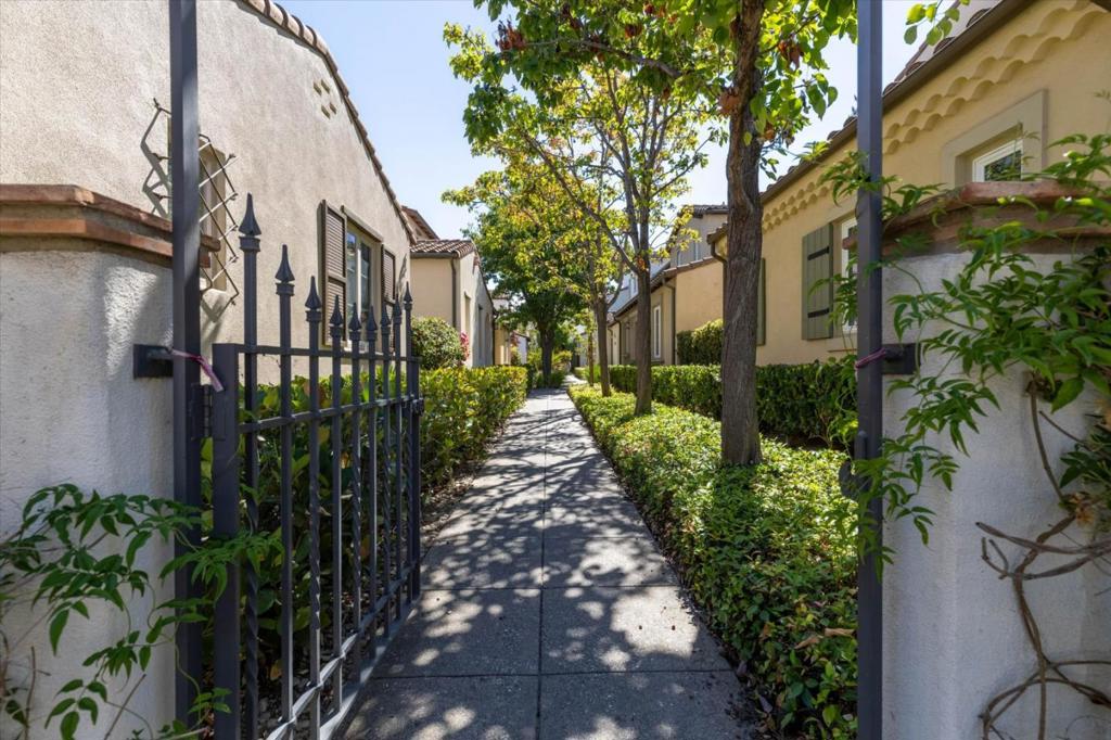 1214 Dahlia Loop