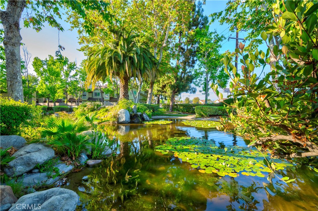 Beautiful 2-bedroom, 1.5-bath townhome in highly sought-after Cypress with top-rated schools. This home features an open floor plan, upgraded dual-pane windows, a sliding door, and a serene pond view from the living room. Enjoy a private deck—perfect for relaxing or entertaining.
The kitchen includes an in-unit laundry area, and the spacious attached 2-car garage adds extra convenience. Located near Arnold Cypress Park with quick access to the 91 freeway—ideal for commuting to LA. A rare find combining comfort, privacy, and location!