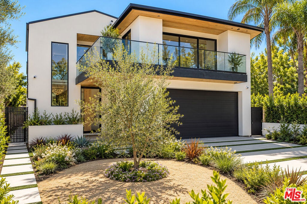 Photo of 3542 Butler Avenue, Los Angeles, CA 90066 (MLS # 26861185)