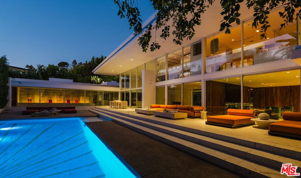 Photo of 400 Castle Place, Beverly Hills, CA 90210 (MLS # 26995563)