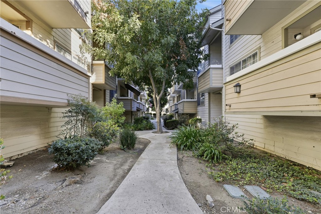 11150 Glenoaks Boulevard 43