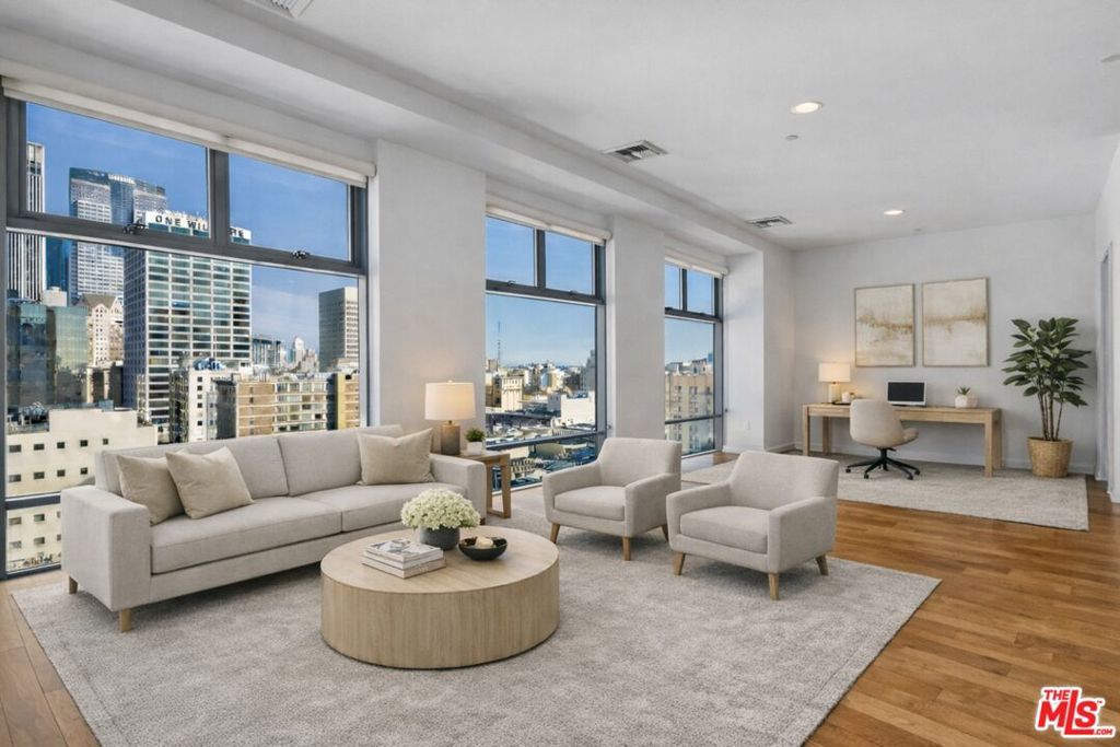 Photo of 801 S Grand Avenue #1306, Los Angeles, CA 90017 (MLS # 26638175)