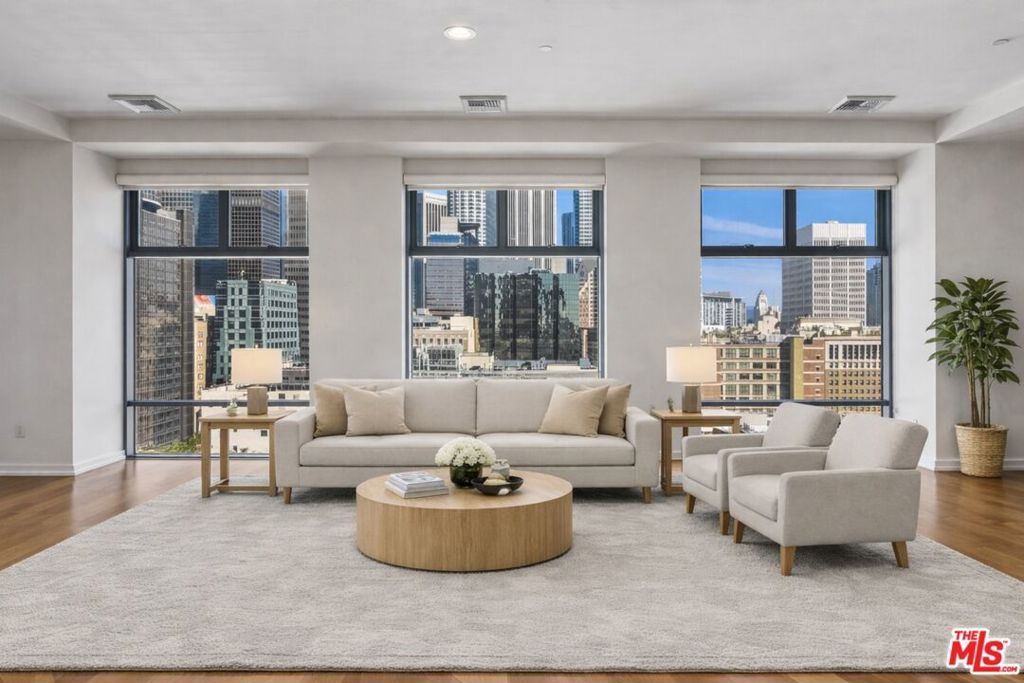 Photo of 801 S Grand Avenue #1306, Los Angeles, CA 90017 (MLS # 26638175)