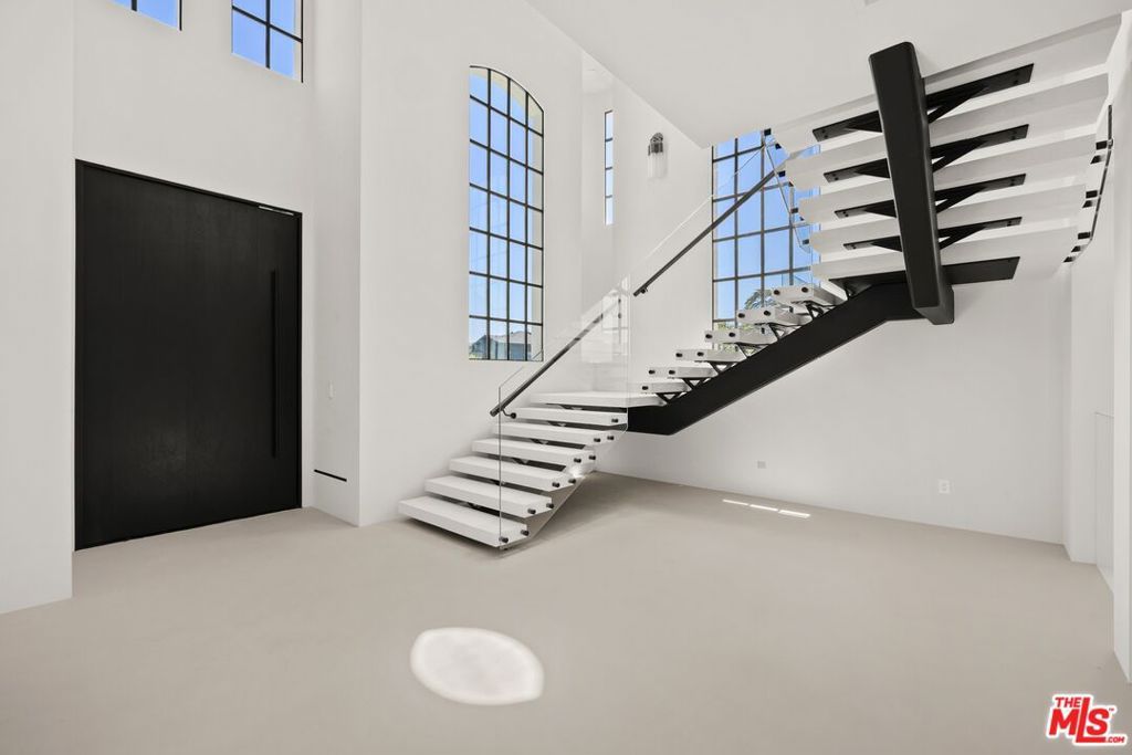 Photo of 155 N Anita Avenue, Los Angeles, CA 90049 (MLS # 24462343)