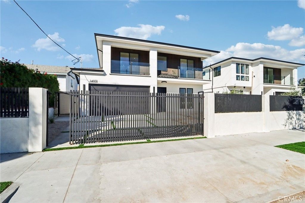 Photo of 14931 Vose Street, Van Nuys, CA 91405 (MLS # SR25269261)