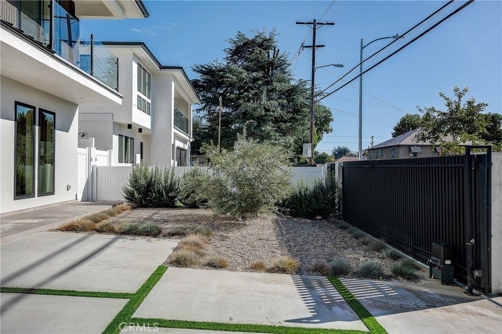 Photo of 14931 Vose Street, Van Nuys, CA 91405 (MLS # SR25269261)